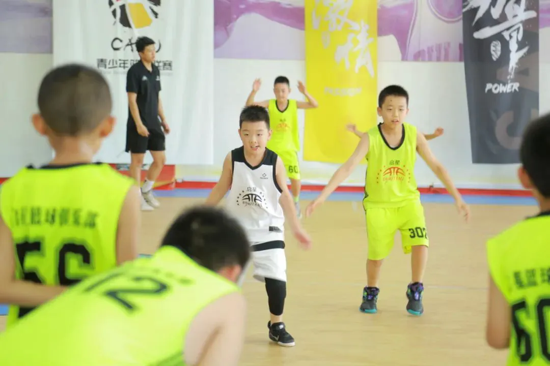 如何在篮球训练营中改善比赛策略？_1